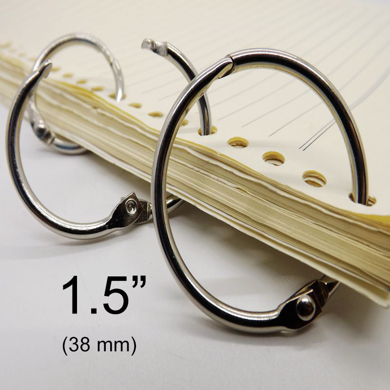 Argollas abatibles articuladas metálicas con bisagra de perno remachado en acabado niquelado (plateado). Medida de 38 mm de diámetro interior, ideal para carpetas, agendas, menús, publicaciones impresas, carteles colgantes y gráficos. Capacidad para almacenar 325 hojas. Argollas abatibles articuladas metálicas con bisagra de perno remachado en acabado niquelado (plateado). Medida de 38 mm de diámetro interior, ideal para carpetas, agendas, menús, publicaciones impresas, carteles colgantes y gráficos. Capacidad para almacenar 325 hojas.